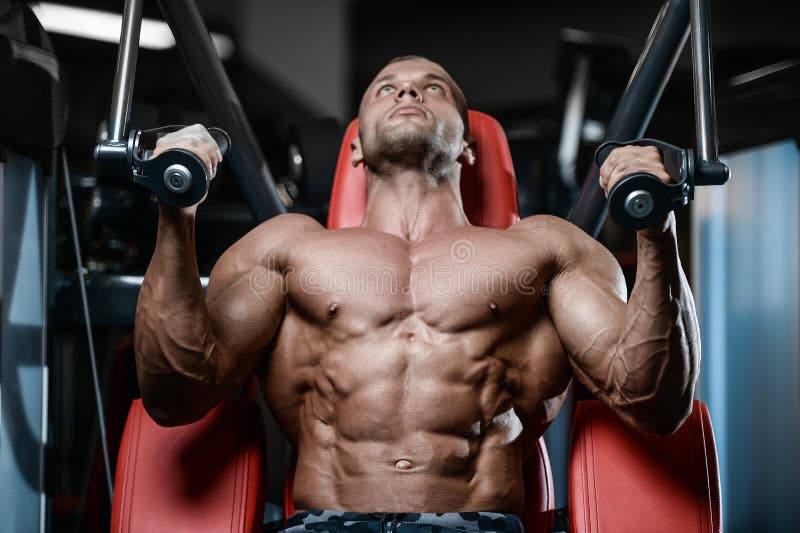 Βάναυσα ισχυρά αθλητικά άτομα bodybuilder που αντλούν επάνω τους μυς με το δ στοκ εικόνα με δικαίωμα ελεύθερης χρήσης Βάναυσα ισχυρά αθλητικά άτομα bodybuilder που αντλούν επάνω τους μυς με το δ στοκ εικόνα με δικαίωμα ελεύθερης χρήσης