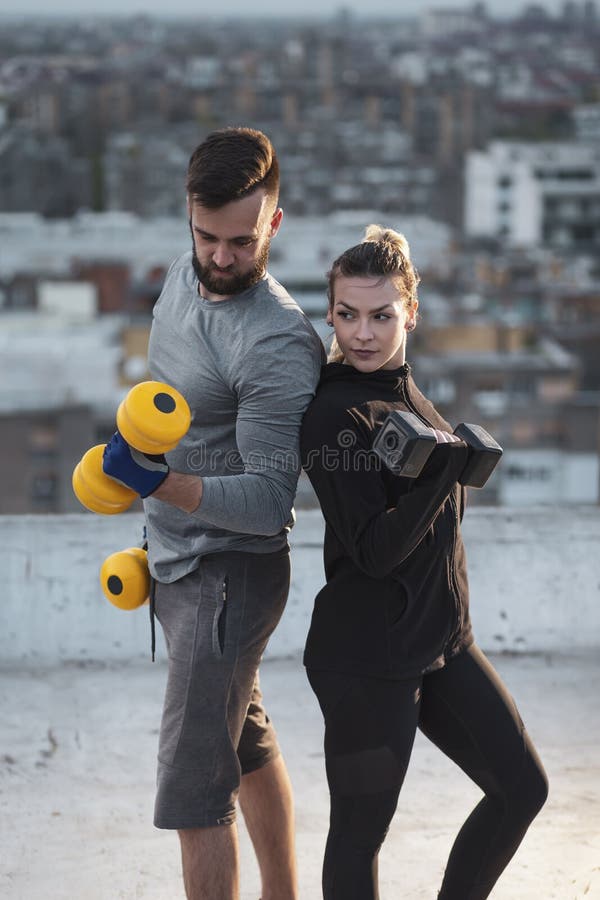 Βάρη ανύψωσης ζεύγους στοκ εικόνα