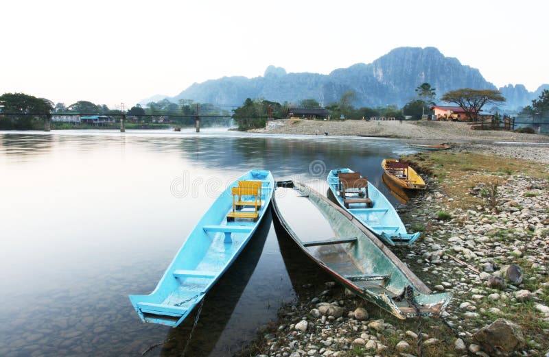 βάρκα vang vieng στοκ εικόνα με δικαίωμα ελεύθερης χρήσης βάρκα vang vieng στοκ εικόνα με δικαίωμα ελεύθερης χρήσης