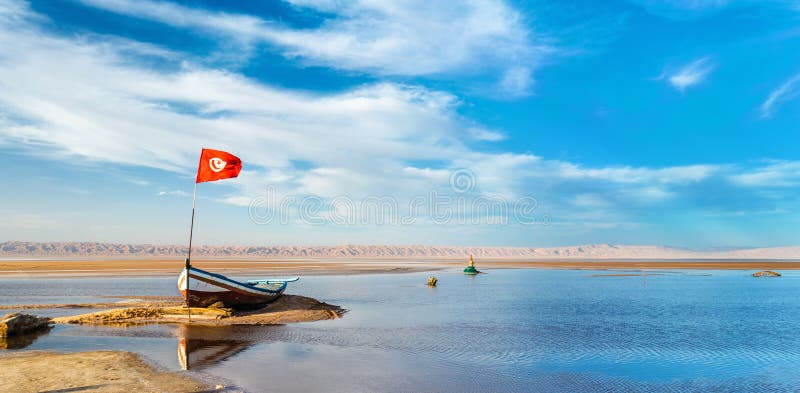 Βάρκα σε Chott EL Djerid, μια ξηρά λίμνη στην Τυνησία στοκ φωτογραφία Βάρκα σε Chott EL Djerid, μια ξηρά λίμνη στην Τυνησία στοκ φωτογραφία