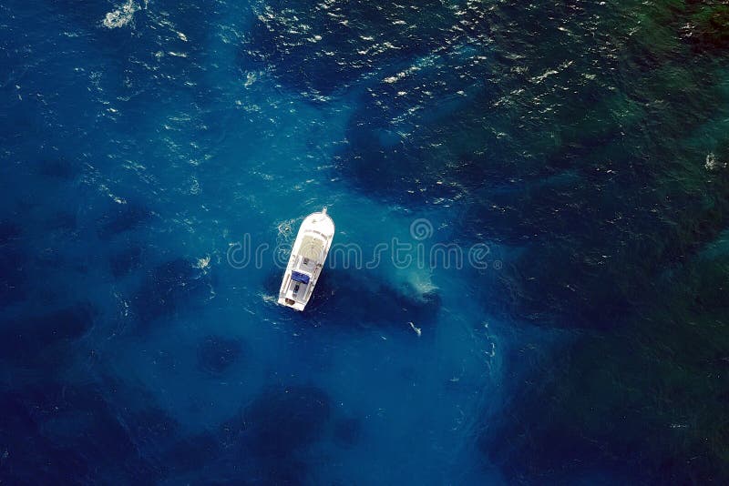 Βάρκα στα μπλε νερά στοκ εικόνα με δικαίωμα ελεύθερης χρήσης Βάρκα στα μπλε νερά στοκ εικόνα με δικαίωμα ελεύθερης χρήσης