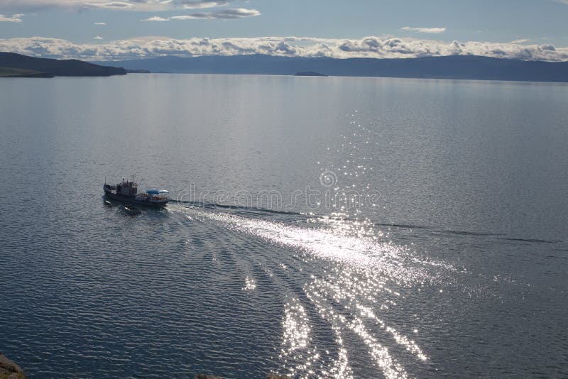 Βάρκα στη λίμνη Baikal στοκ φωτογραφία με δικαίωμα ελεύθερης χρήσης