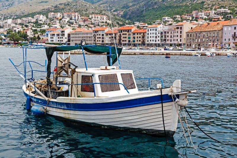 Βάρκα ψαράδων που ελλιμενίζεται στο λιμάνι σε Senj στοκ εικόνα με δικαίωμα ελεύθερης χρήσης