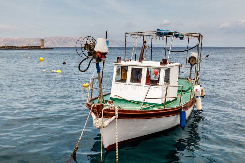 Βάρκα ψαράδων που ελλιμενίζεται στο λιμάνι σε Senj στοκ φωτογραφία με δικαίωμα ελεύθερης χρήσης