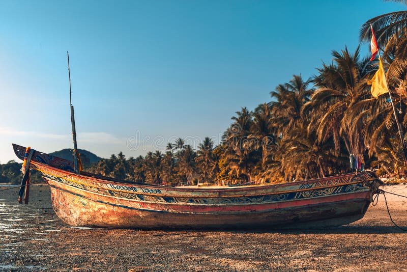 Βάρκα ψαράδων στην παραλία at low tide στο ηλιοβασίλεμα στοκ φωτογραφία με δικαίωμα ελεύθερης χρήσης