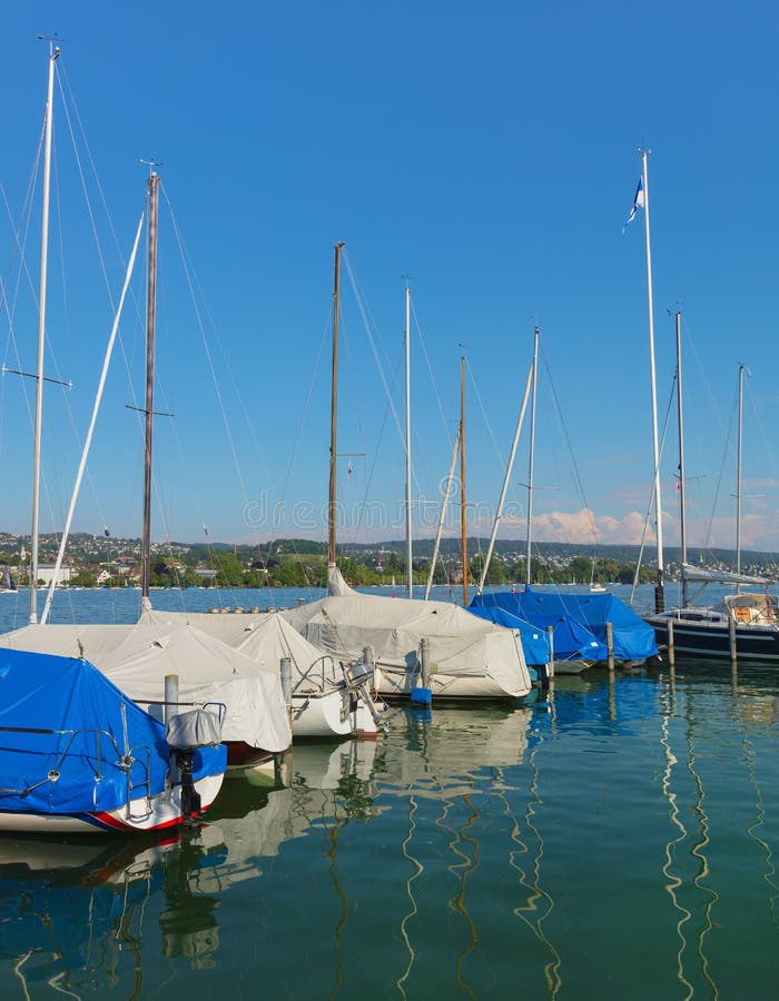 Βάρκες σε μια αποβάθρα στη λίμνη Ζυρίχη στην Ελβετία την άνοιξη στοκ φωτογραφία με δικαίωμα ελεύθερης χρήσης Βάρκες σε μια αποβάθρα στη λίμνη Ζυρίχη στην Ελβετία την άνοιξη στοκ φωτογραφία με δικαίωμα ελεύθερης χρήσης