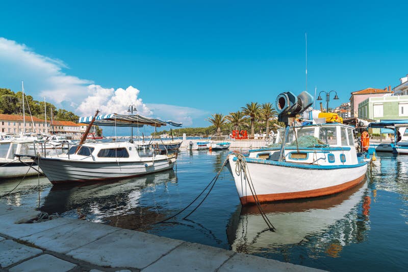 βάρκες στην προβλήτα στην πόλη γιέλσα χβαρ κροατία στοκ φωτογραφίες