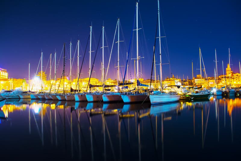 Βάρκες στο θαλάσσιο λιμένα Alghero σε μια σαφή νύχτα στοκ εικόνες με δικαίωμα ελεύθερης χρήσης Βάρκες στο θαλάσσιο λιμένα Alghero σε μια σαφή νύχτα στοκ εικόνες με δικαίωμα ελεύθερης χρήσης