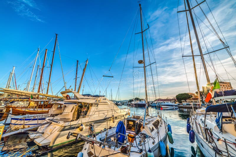 Βάρκες στο λιμάνι Λα Maddalena στοκ φωτογραφία με δικαίωμα ελεύθερης χρήσης Βάρκες στο λιμάνι Λα Maddalena στοκ φωτογραφία με δικαίωμα ελεύθερης χρήσης