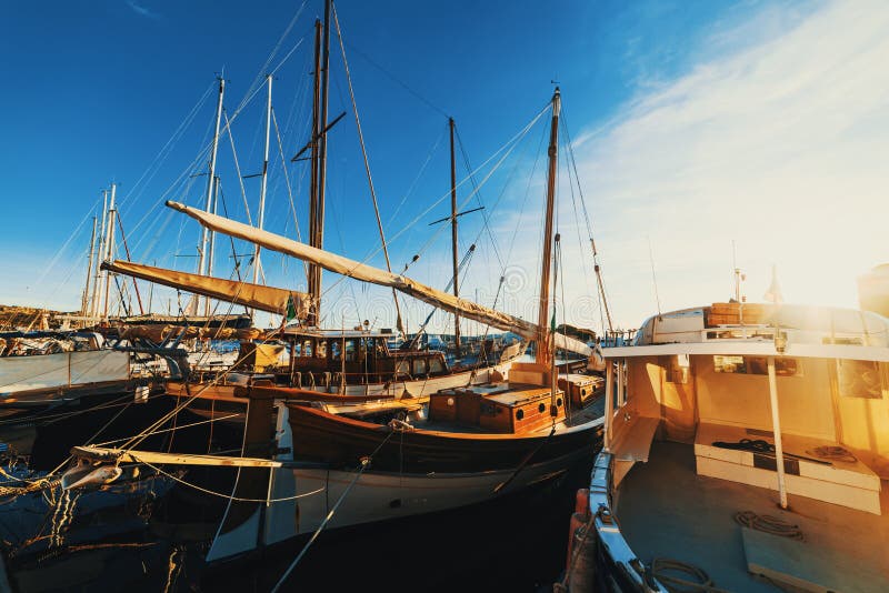 Βάρκες στο λιμάνι Λα Maddalena στο ηλιοβασίλεμα στοκ φωτογραφία Βάρκες στο λιμάνι Λα Maddalena στο ηλιοβασίλεμα στοκ φωτογραφία