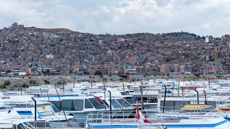 Βάρκες στο λιμάνι της πόλης Puno, Περού στοκ φωτογραφία με δικαίωμα ελεύθερης χρήσης Βάρκες στο λιμάνι της πόλης Puno, Περού στοκ φωτογραφία με δικαίωμα ελεύθερης χρήσης