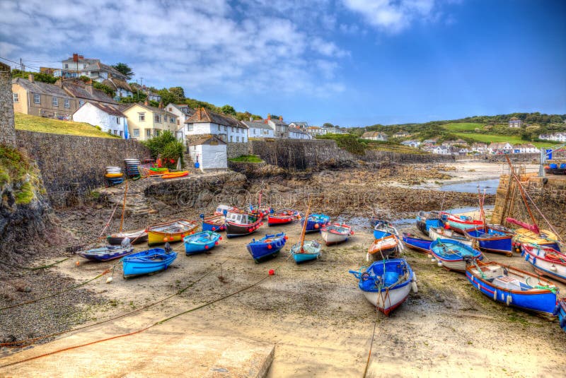 Βάρκες της λιμενικής Κορνουάλλης Αγγλία UK Coverack at low tide το καλοκαίρι σε δημιουργικό HDR στοκ φωτογραφίες Βάρκες της λιμενικής Κορνουάλλης Αγγλία UK Coverack at low tide το καλοκαίρι σε δημιουργικό HDR στοκ φωτογραφίες