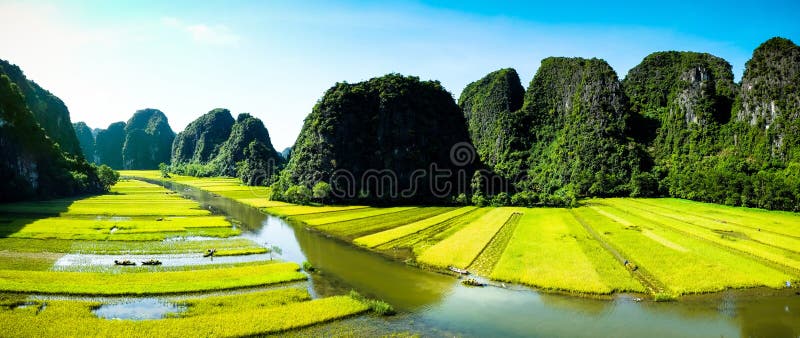 Τουριστικά σκάφη στις σπηλιές του Tam Coc, Ninh Binh, Βιετνάμ στοκ εικόνα