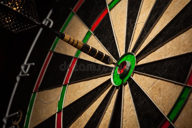 Βέλος στενό σε επάνω bullseye στοκ φωτογραφία με δικαίωμα ελεύθερης χρήσης Βέλος στενό σε επάνω bullseye στοκ φωτογραφία με δικαίωμα ελεύθερης χρήσης