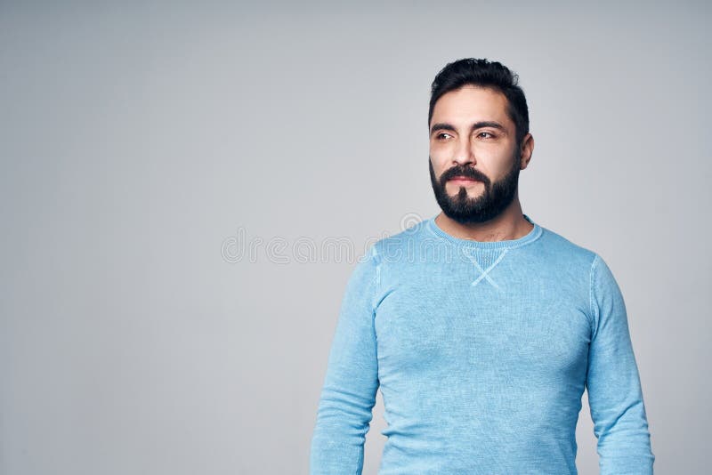 Βέβαια ισπανική στάση ατόμων που κοιτάζει στην πλευρά στοκ εικόνες με δικαίωμα ελεύθερης χρήσης Βέβαια ισπανική στάση ατόμων που κοιτάζει στην πλευρά στοκ εικόνες με δικαίωμα ελεύθερης χρήσης