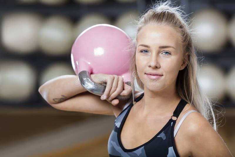 Βέβαια νέα γυναίκα που ανυψώνει Kettlebell στη γυμναστική στοκ φωτογραφίες Βέβαια νέα γυναίκα που ανυψώνει Kettlebell στη γυμναστική στοκ φωτογραφίες