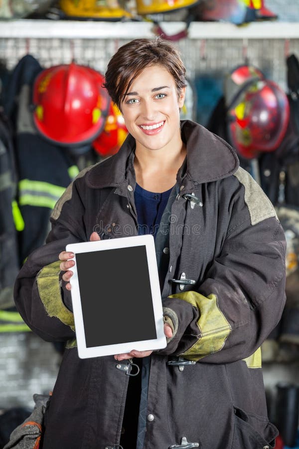 Βέβαιο Firewoman που παρουσιάζει ψηφιακή ταμπλέτα στο πυροσβεστικό σταθμό στοκ φωτογραφία με δικαίωμα ελεύθερης χρήσης