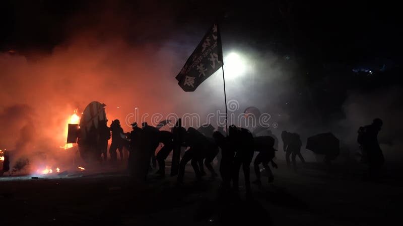 βίαια σύγκρουση φοιτητών βίντεο με τα ΜΑΤ στο κινεζικό πανεπιστήμιο