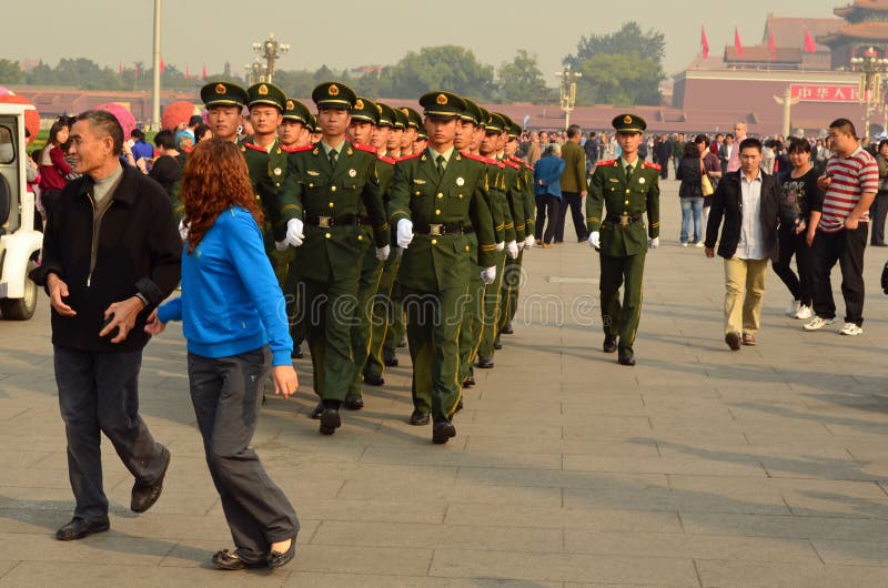 Βαδίζοντας κόκκινες φρουρές, πλατεία Tiananmen στοκ εικόνες Βαδίζοντας κόκκινες φρουρές, πλατεία Tiananmen στοκ εικόνες