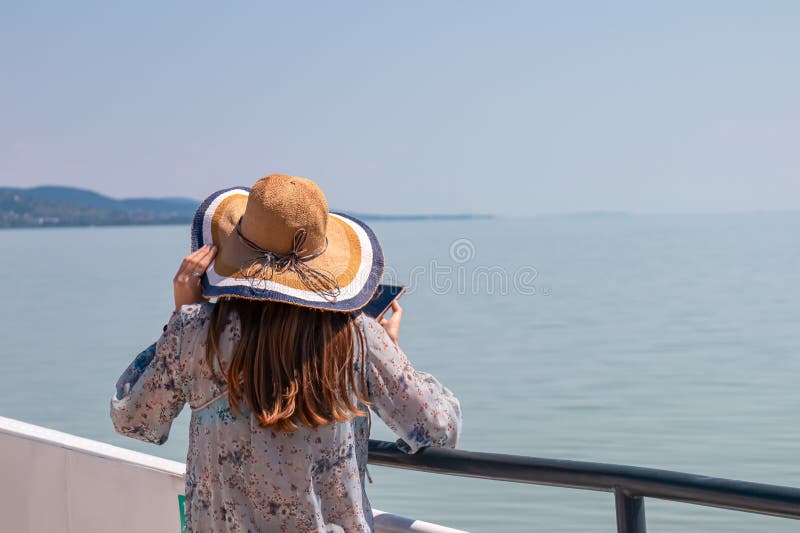 βαλατονική τουρίστρια που στέκεται πάνω σε ένα επιβατηγό οχηματαγωγό και το καλοκαίρι καπέλο με πανοραμική εναέρια θέα στη λίμνη b στοκ φωτογραφίες με δικαίωμα ελεύθερης χρήσης