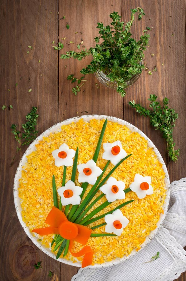 Βαλμένη σε στρώσεις σαλάτα με τη διακόσμηση Daffodil άνοιξη