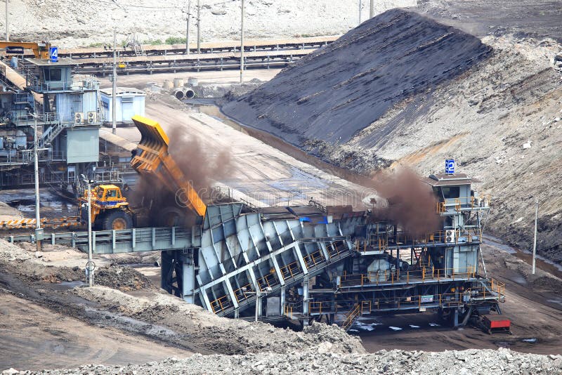 Βαρύς tipper κατασκευής άνθρακας απορρίψεων φορτηγών στο μεταφορέα στοκ φωτογραφίες