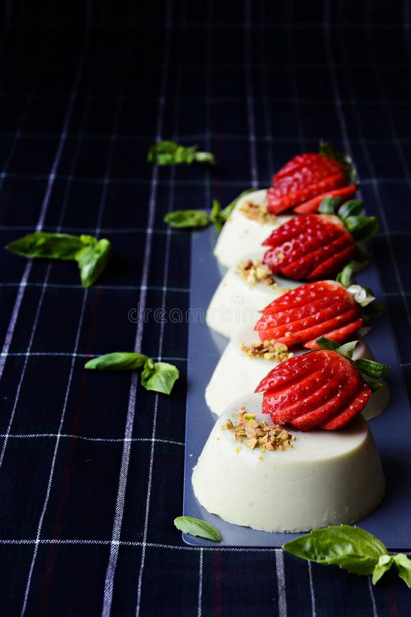 Βασιλικός Panna Cotta στοκ εικόνες