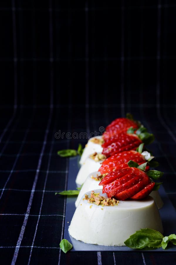 Βασιλικός Panna Cotta στοκ εικόνα με δικαίωμα ελεύθερης χρήσης