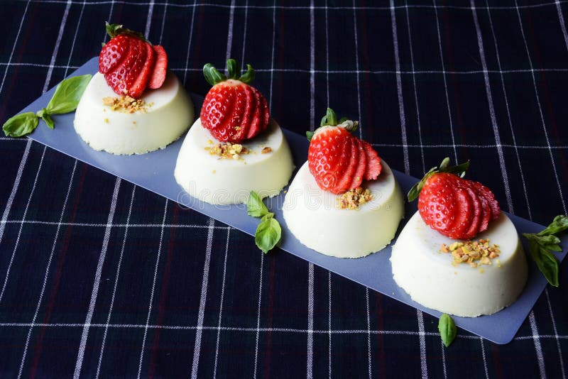 Βασιλικός Panna Cotta στοκ φωτογραφία με δικαίωμα ελεύθερης χρήσης