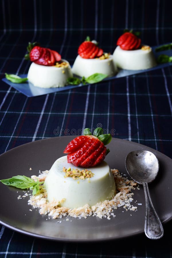 Βασιλικός Panna Cotta στο μαύρο υπόβαθρο