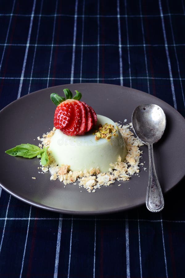 Βασιλικός Panna Cotta στοκ φωτογραφίες με δικαίωμα ελεύθερης χρήσης