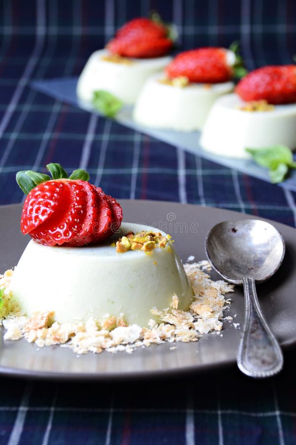 Βασιλικός Panna Cotta στοκ φωτογραφία με δικαίωμα ελεύθερης χρήσης