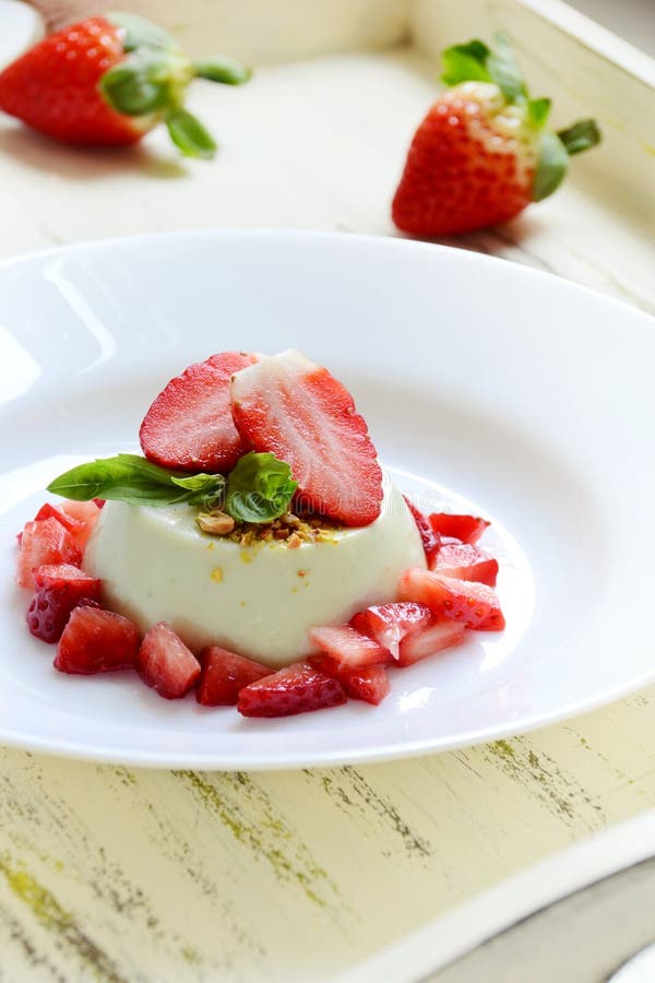 Βασιλικός Panna Cotta στοκ φωτογραφία με δικαίωμα ελεύθερης χρήσης