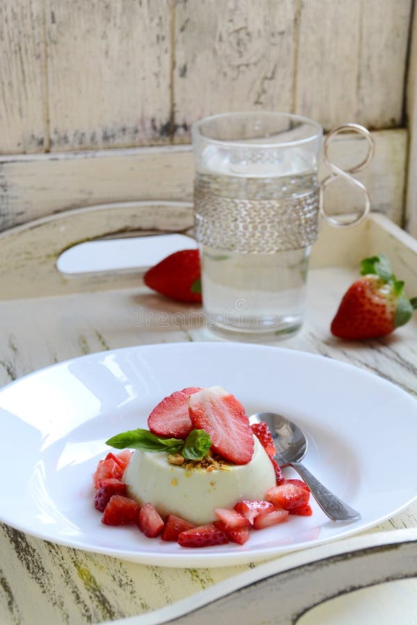 Βασιλικός Panna Cotta στοκ φωτογραφία με δικαίωμα ελεύθερης χρήσης