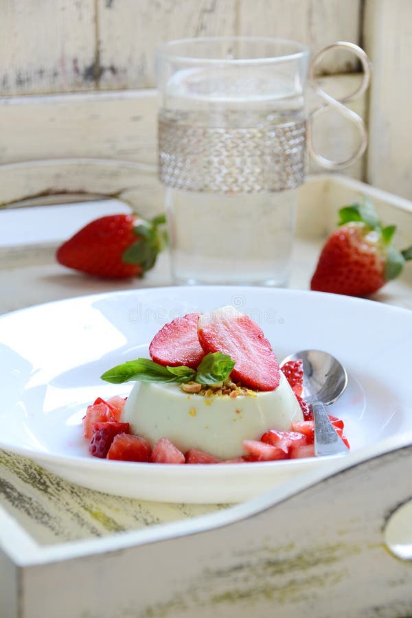 Βασιλικός Panna Cotta στοκ φωτογραφίες