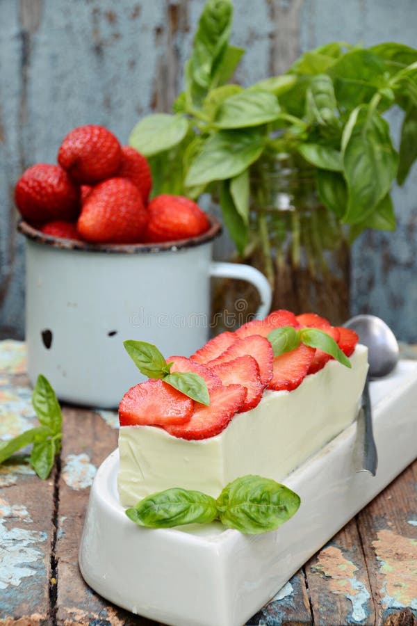 Βασιλικός Panna Cotta με τη φράουλα στοκ εικόνες