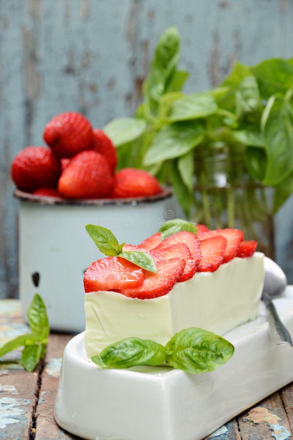 Βασιλικός Panna Cotta με τη φράουλα στοκ φωτογραφίες με δικαίωμα ελεύθερης χρήσης