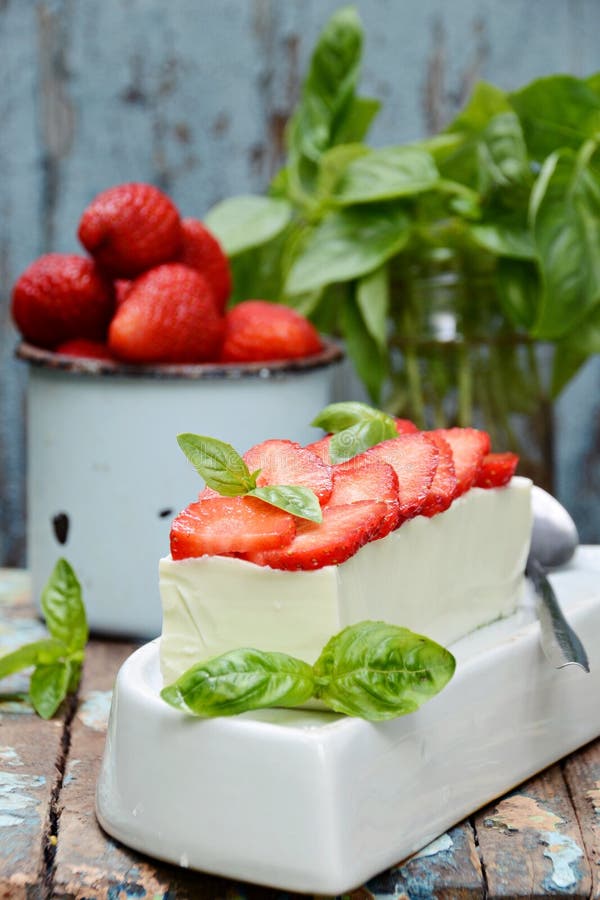 Βασιλικός Panna Cotta με τη φράουλα στοκ εικόνα