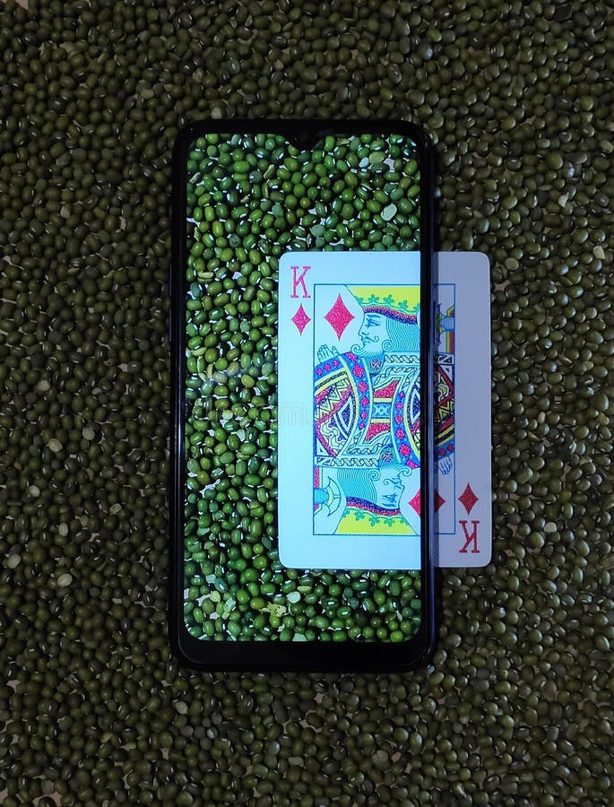 Diamond King of solitaire with green gram. Diamond King of solitaire with green gram