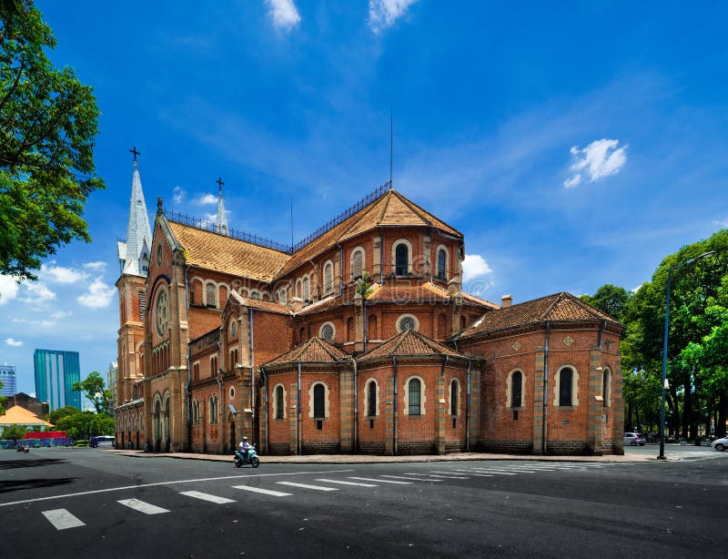 Βασιλική καθεδρικών ναών της Notre-Dame Saigon - Βιετνάμ στοκ φωτογραφία με δικαίωμα ελεύθερης χρήσης Βασιλική καθεδρικών ναών της Notre-Dame Saigon - Βιετνάμ στοκ φωτογραφία με δικαίωμα ελεύθερης χρήσης