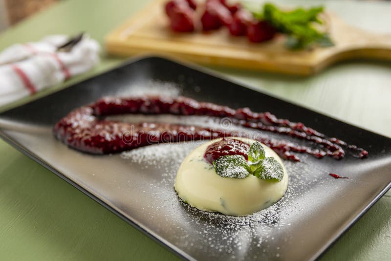 βασιλικό panna cotta με σάλτσα άγριου μούρου στοκ φωτογραφία