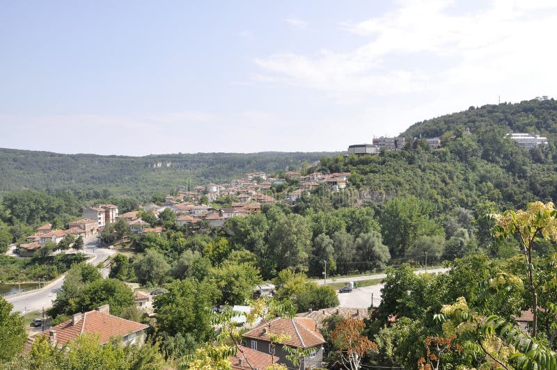 Βελίκο Τύρνοβο BG, στις 15 Αυγούστου: Πανόραμα με τη γειτονιά Vorosha από το Βελίκο Τύρνοβο στη Βουλγαρία στοκ εικόνα Βελίκο Τύρνοβο BG, στις 15 Αυγούστου: Πανόραμα με τη γειτονιά Vorosha από το Βελίκο Τύρνοβο στη Βουλγαρία στοκ εικόνα