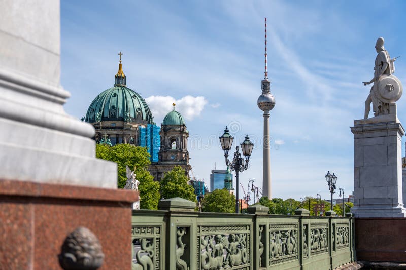Βερολίνο 7 Μαΐου 2025. Berliner Dom και ο δρόμος δίπλα του. στοκ φωτογραφία