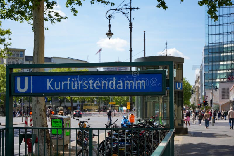 Βερολίνο 11 Μαΐου 2025. Είσοδος στο σταθμό Berlins Kurfurstendamm UBahn στοκ εικόνες με δικαίωμα ελεύθερης χρήσης