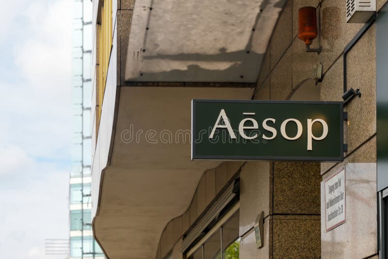 Βερολίνο 11 Μαΐου 2025. Κλείσιμο ενός σύγχρονου λογότυπου Aesop στον τοίχο ενός στοκ εικόνα