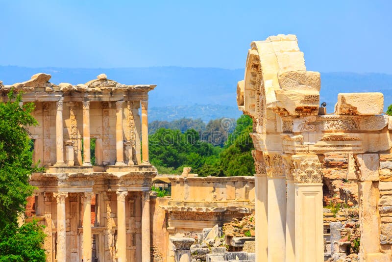 Βιβλιοθήκη και καταστροφές του Κέλσου σε Ephesus, Τουρκία στοκ φωτογραφία με δικαίωμα ελεύθερης χρήσης Βιβλιοθήκη και καταστροφές του Κέλσου σε Ephesus, Τουρκία στοκ φωτογραφία με δικαίωμα ελεύθερης χρήσης