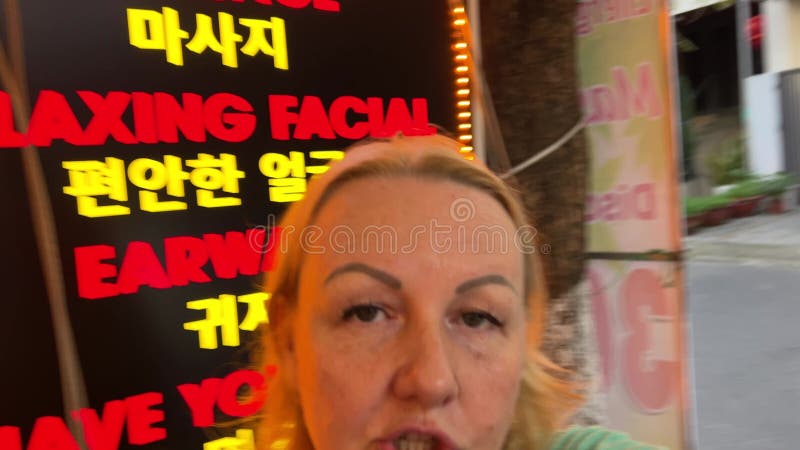 Βιετνάμ Danang 04102025 Δύο γυναίκες φίλοι παραγγέλνουν νοστιμότατα γλυκά από μέλος του προσωπικού σε καφετέρια απόθεμα βίντεο