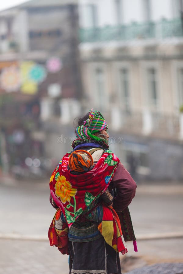 Βιετνάμ Μαύρη γυναίκα Hmong με το παιδί σε Sapa στοκ εικόνα με δικαίωμα ελεύθερης χρήσης Βιετνάμ Μαύρη γυναίκα Hmong με το παιδί σε Sapa στοκ εικόνα με δικαίωμα ελεύθερης χρήσης