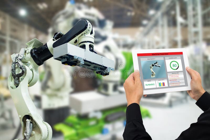 Βιομηχανία 4 Iot 0 έννοια, βιομηχανικός μηχανικός που χρησιμοποιεί το λογισμικό που αυξάνεται, εικονική πραγματικότητα στην ταμπλ στοκ φωτογραφίες