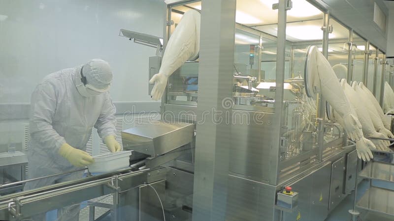 Βιομηχανία φαρμάκων Αρσενική ποιότητα επιθεώρησης βιομηχανικών εργατών των χαπιών που συσκευάζουν στο φαρμακευτικό εργοστάσιο αυτ στοκ φωτογραφία με δικαίωμα ελεύθερης χρήσης Βιομηχανία φαρμάκων Αρσενική ποιότητα επιθεώρησης βιομηχανικών εργατών των χαπιών που συσκευάζουν στο φαρμακευτικό εργοστάσιο αυτ στοκ φωτογραφία με δικαίωμα ελεύθερης χρήσης